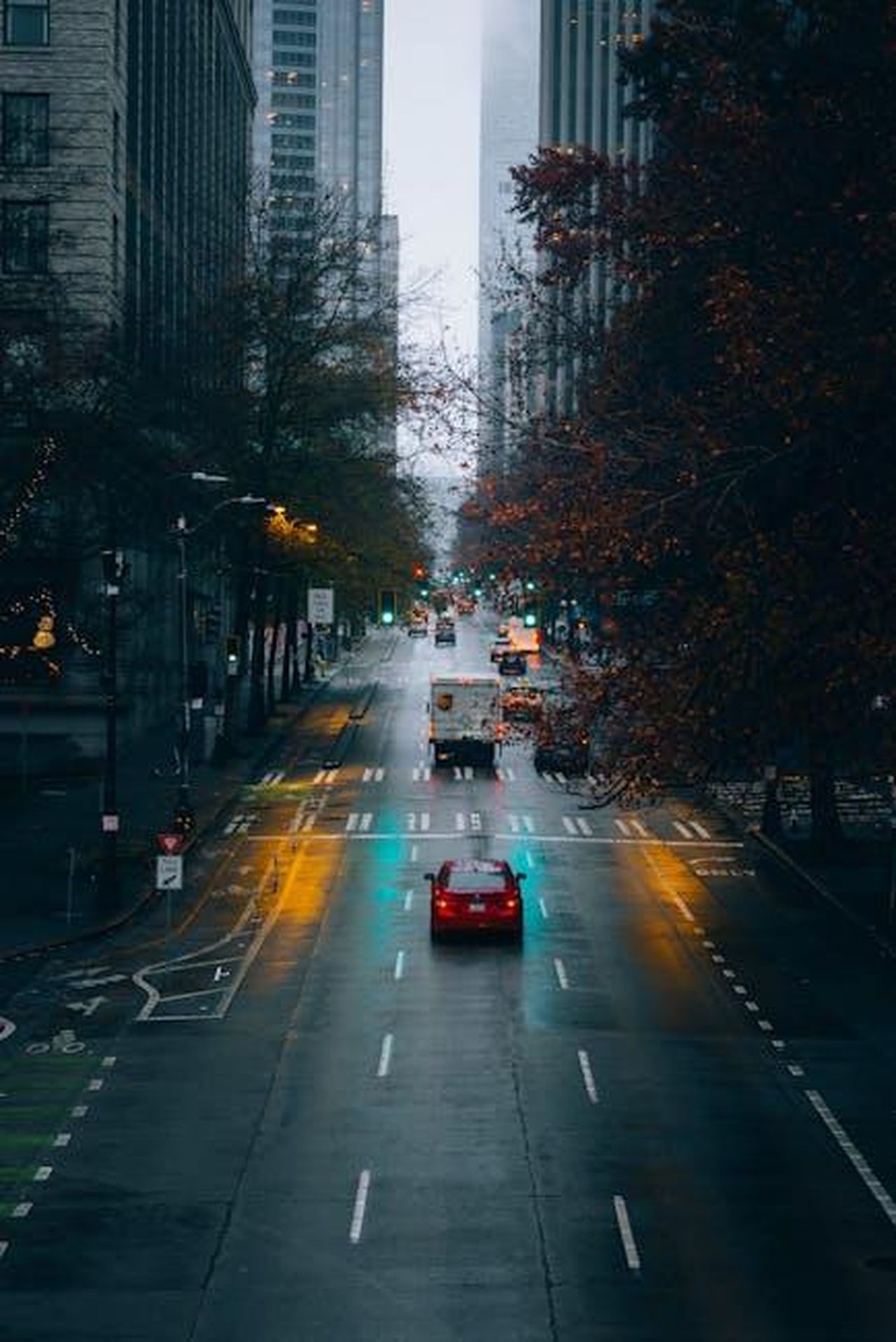 Denzel_Washington_parla_della_sua_esclusione_agli_Oscar_1mFYqqmVmE - Confidenze24 Source: Josh Hild - pexels - A rainy Seattle street with glowing lights at twilight creates a moody urban scene