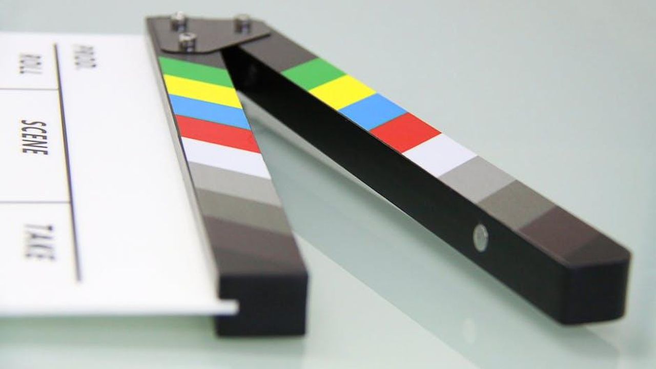 Dettagli_sul_film_Je_so_pazzo_rHOHw6fehc - Confidenze24 Source: Pixabay - pexels - Colorful clapper board on a white surface, used in filmmaking. Ideal for entertainment and movie themes.