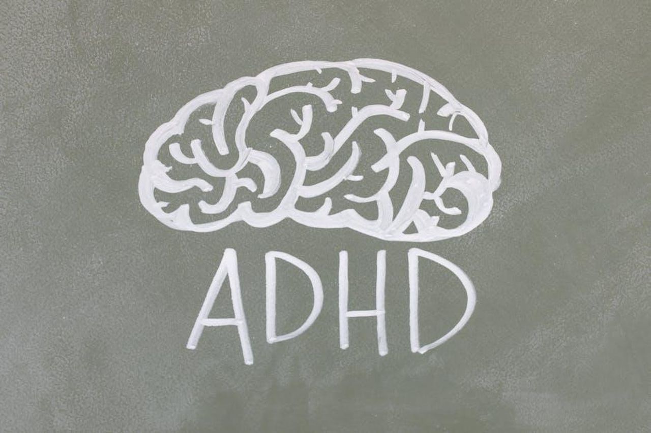 Diagnosi_di_ADHD_MKMjrNJYOE - Confidenze24 Source: Tara Winstead - pexels - Chalkboard drawing depicting ADHD for mental health awareness.
