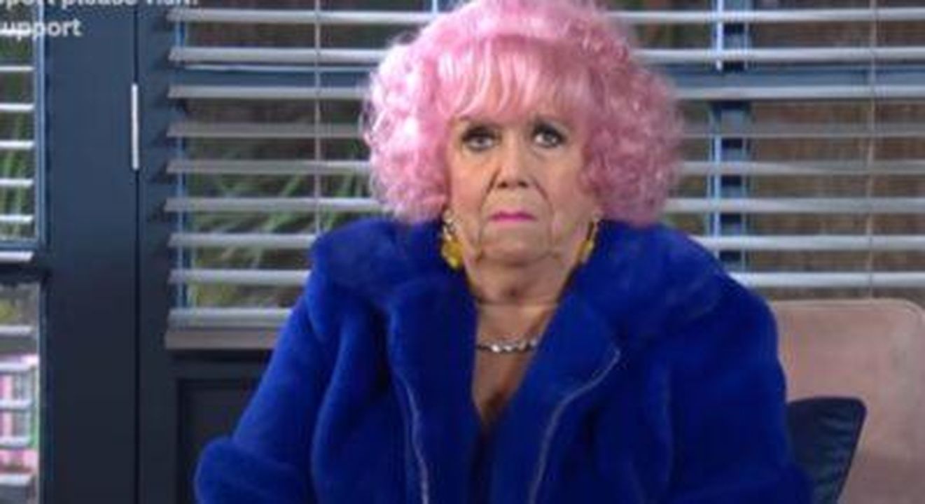 Diane_Langton_Y7jyYtIKDm - Confidenze24 Source: Channel 4 / Youtube - - Diane Langton come Nana McQueen