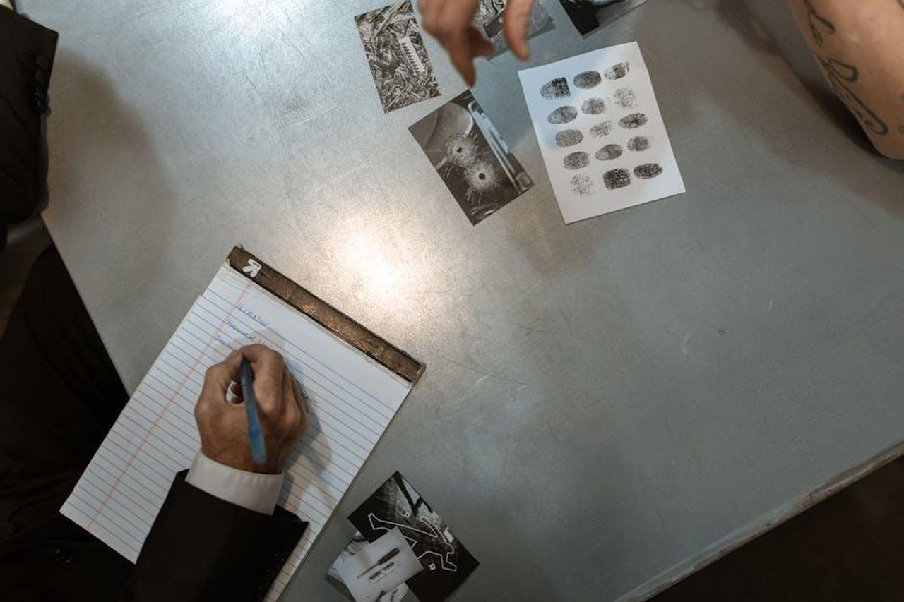Dichiarazione_della_polizia_ClzKgyFYFe - Confidenze24 Source: RDNE Stock project - pexels - Officers at work reviewing evidence and taking notes in an investigation setting.