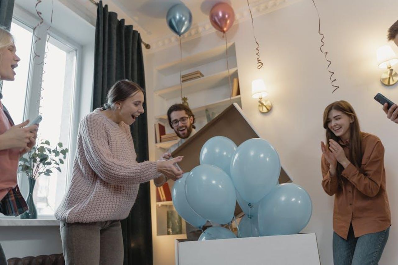 Diego_aveva_deluso_le_aspettative_del_padre_Raffaele_BEvzl6eaev - Confidenze24 Source: Tima Miroshnichenko - pexels - Friends joyfully celebrate a gender reveal with blue balloons indoors.