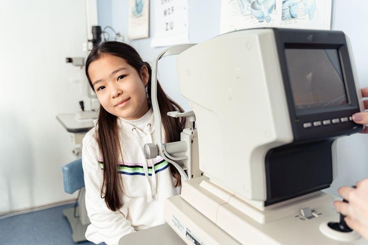 Difficolt_visive_di_Ben_YLcZ9rZwES - Confidenze24 Source: Antoni Shkraba - pexels - Young girl receiving an eye test with autorefractor in a clinical setting.