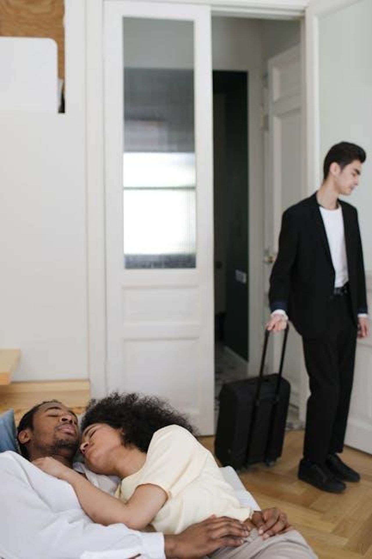 Dilek_vuole_incastrare_Tarik_abWb3d5ojd - Confidenze24 Source: Ron Lach - pexels - A tense scene of relationship conflict with a couple and a departing person.