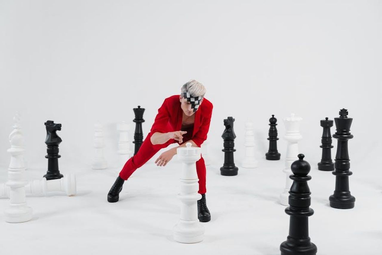 Dinamiche_e_strategie_in_vista_della_finale_mwlnhU3oXX - Confidenze24 Source: Tima Miroshnichenko - pexels - Surreal scene with conceptual makeup and chess pieces in a studio setting.