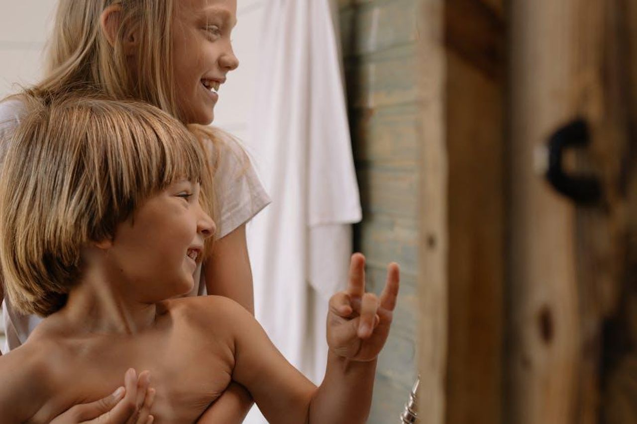 Dinamiche_interne_alla_casa_6AU5zdvsBm - Confidenze24 Source: cottonbro studio - pexels - Happy siblings embrace, enjoying a playful moment indoors.