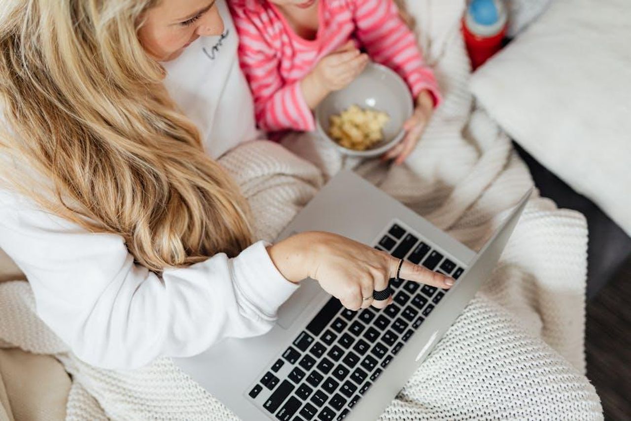 Disprezzo_per_The_Substance_liReDYid0E - Confidenze24 Source: Photo By: Kaboompics.com - pexels - Mother and child enjoying popcorn while watching a movie on a laptop at home, cozy indoors setting.