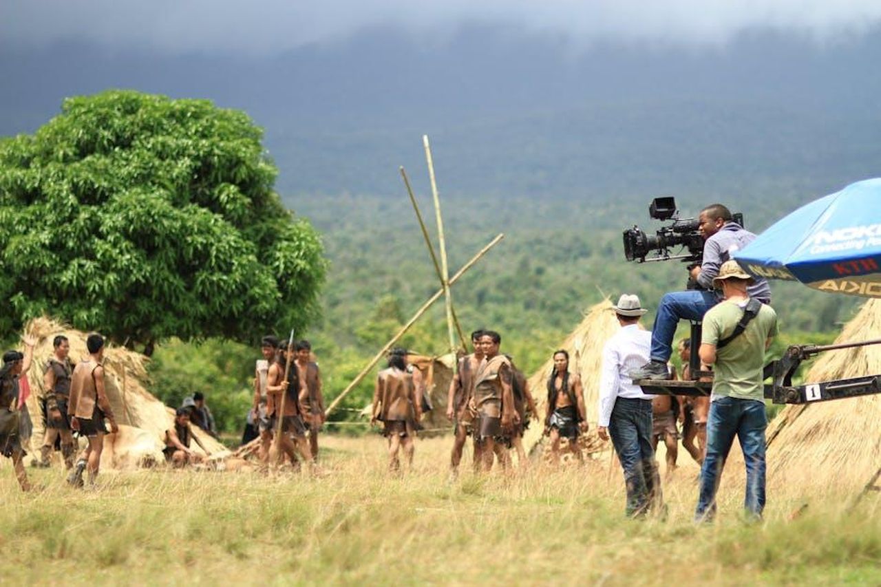 Documentari_recenti_di_Matt_e_Emma_PmcNEGcqto - Confidenze24 Source: Pixabay - pexels - Behind the scenes view of a film crew capturing a scene on an outdoor set with actors and natural scenery.