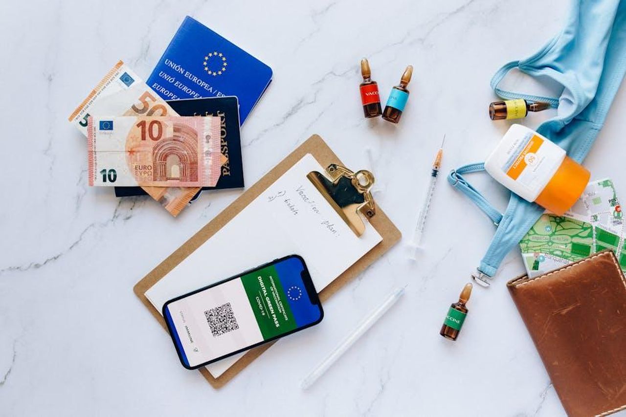 Documenti_di_visto_di_Prince_Harry_resi_pubblici_6JBQT7VhZV - Confidenze24 Source: Nataliya Vaitkevich - pexels - Flat lay of travel essentials including vaccination passport, euros, and medical supplies.