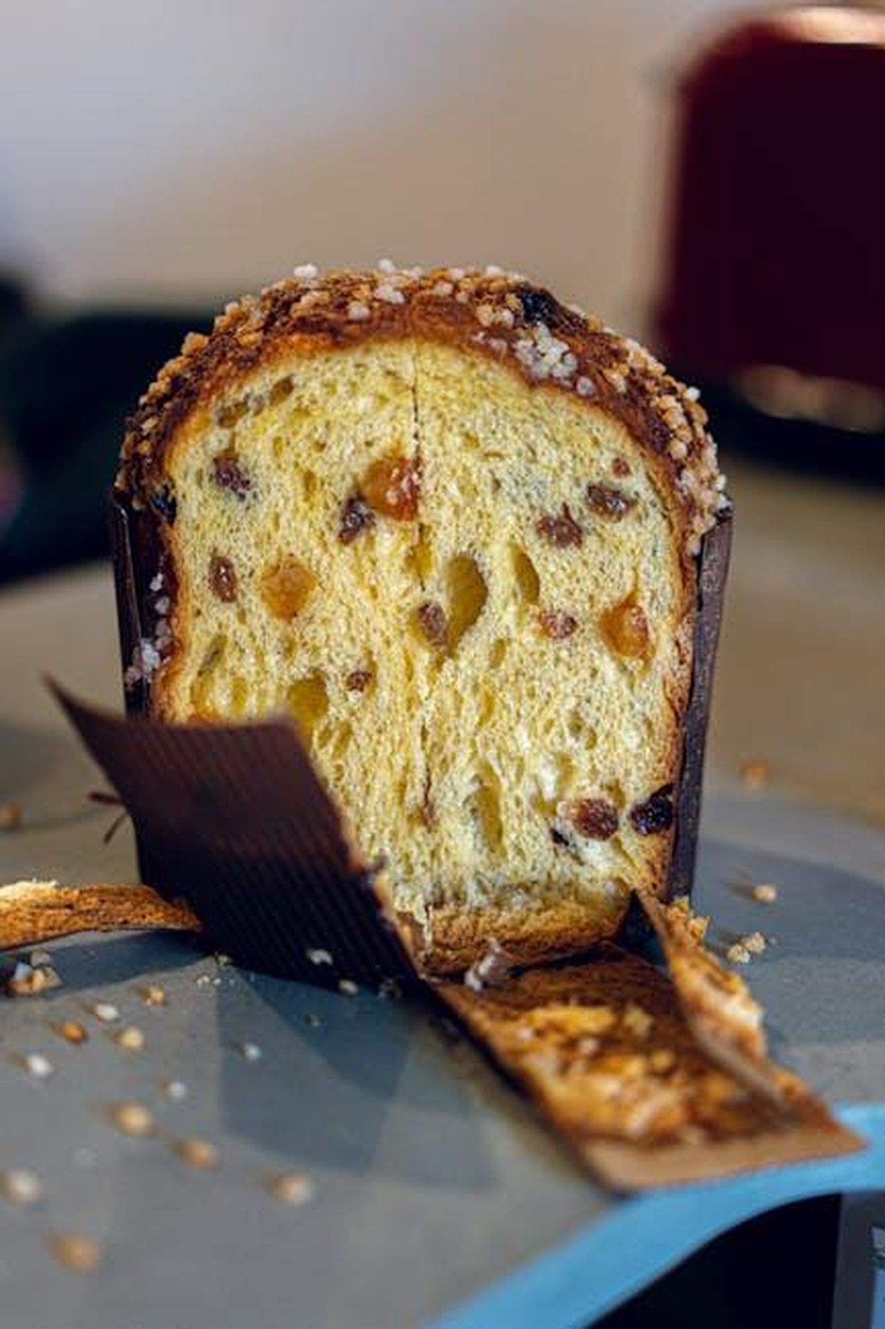 Dolci_italiani_per_adulti_la_collezione_di_Pasqua_di_Giada_fOnXgrDgoI - Confidenze24 Source: MikeGz - pexels - Close-up of a fresh panettone slice showcasing raisins and nuts in soft, golden dough.