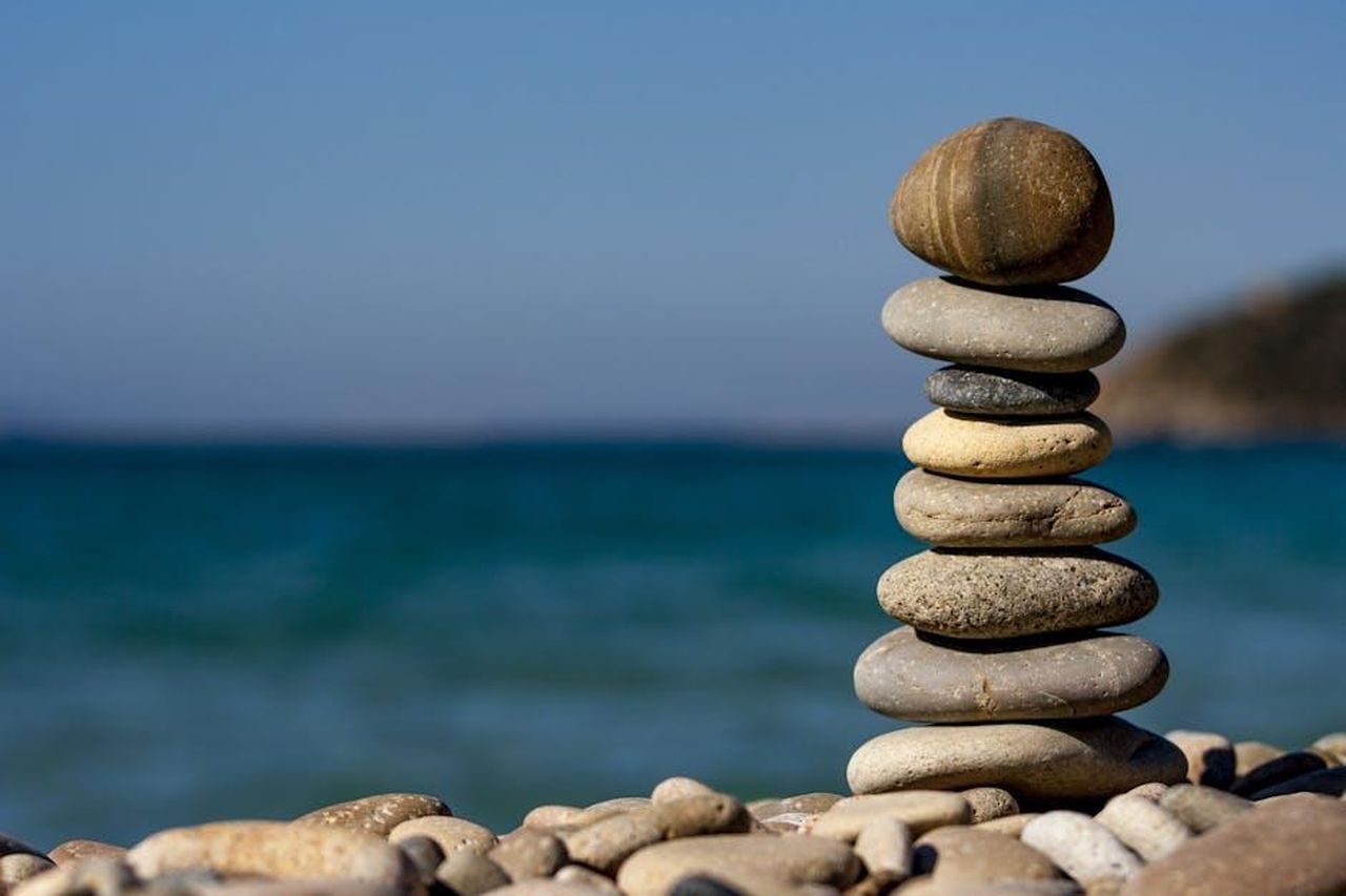 Dopo_lomicidio_di_Burcu_Yeim_ha_bisogno_di_un_momento_di_relax_1KA6AmfFwx - Confidenze24 Source: Pixabay - pexels - A stack of balanced stones on a beach with a tranquil ocean backdrop for meditation and zen.