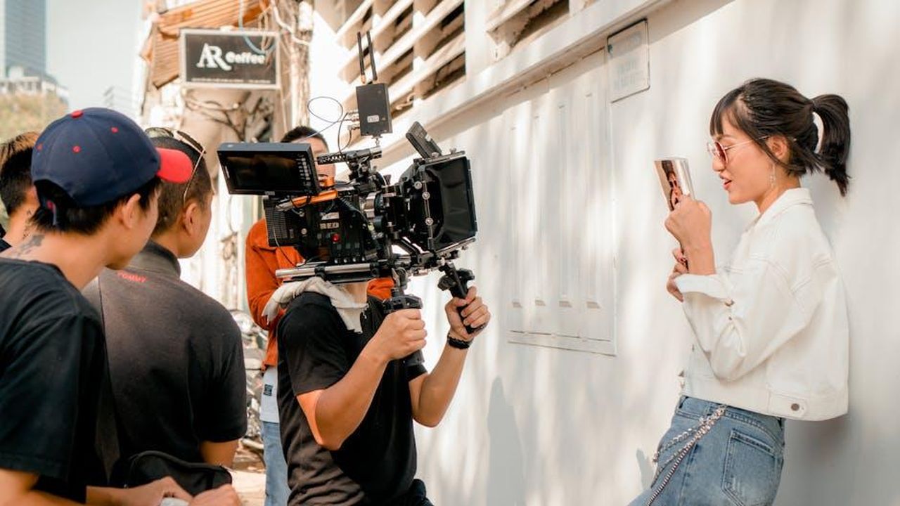 Dove__stato_girato_e_curiosit_3kmdclF98d - Confidenze24 Source: Lê Minh - pexels - Film crew shooting a scene with professional video camera and actress outdoors on a sunny day.