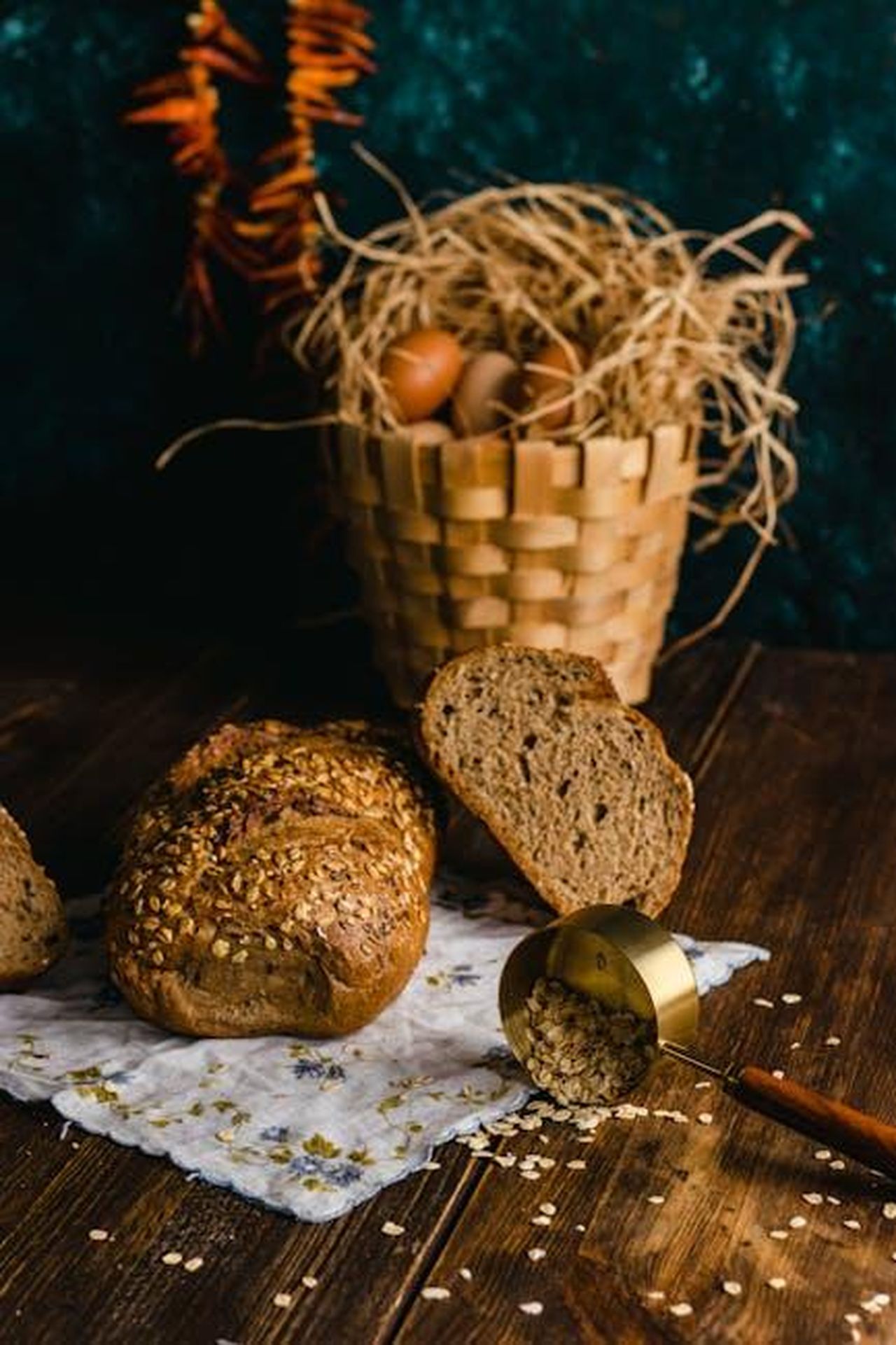 Dove_vivono_Alan_e_Alison_aagSq3mg2F - Confidenze24 Source: Beyza Yalçın - pexels - Artisan bread with oats and basket of eggs on rustic wooden surface.