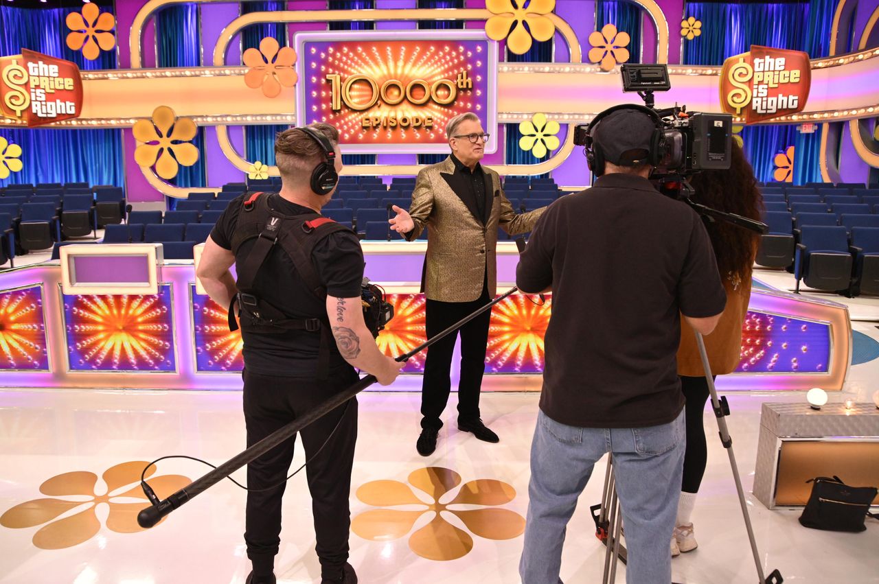 Drew_Carey_e_le_Polemiche_ufXAcm8csf - Confidenze24 Source: Getty - - Drew Carey durante un episodio di The Price Is Right