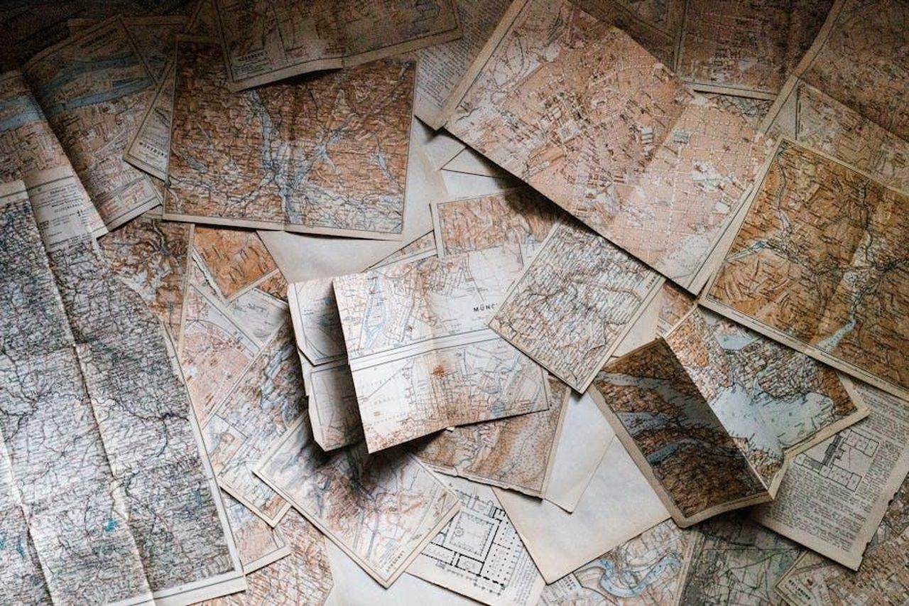 Dubbi_sul_montaggio_delle_registrazioni_l3xYc99su8 - Confidenze24 Source: Andrew Neel - pexels - A collection of vintage maps scattered for exploring world journeys and discoveries.