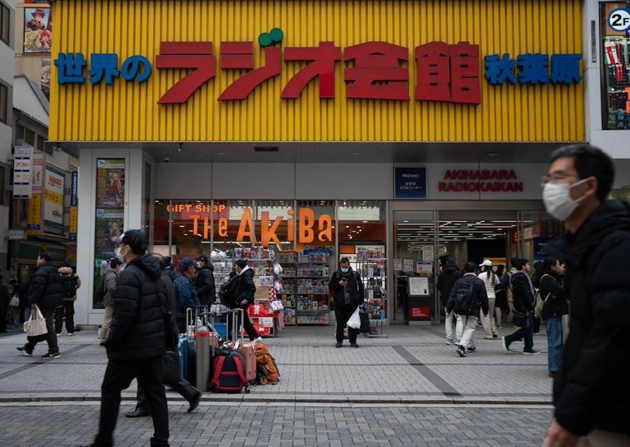 Durata_della_Vendita_Privata_di_Tory_Burch_k34RwUaOJU - Confidenze24 Source: Viridiana Rivera - pexels - People shopping outside Akihabara Radio Kaikan in Tokyo, Japan.