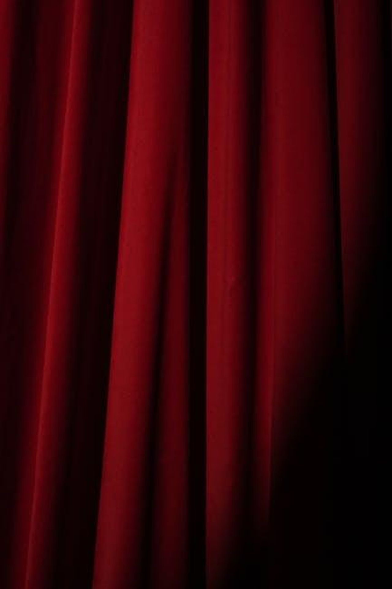 E_su_Stefania_Orlando_PNVNEFnjk1 - Confidenze24 Source: cottonbro studio - pexels - Deep red velvet theater curtain, perfect for presentations or artistic backgrounds.