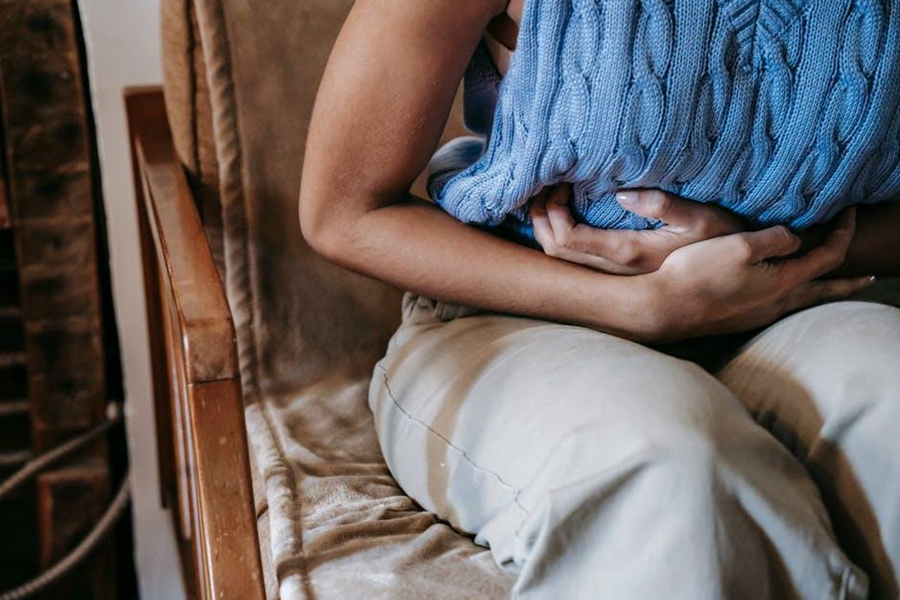 Effetti_positivi_sul_sistema_digestivo_o7jSGCaGII - Confidenze24 Source: Sora Shimazaki - pexels - Crop unrecognizable female touching belly while having acute pain in stomach sitting on couch