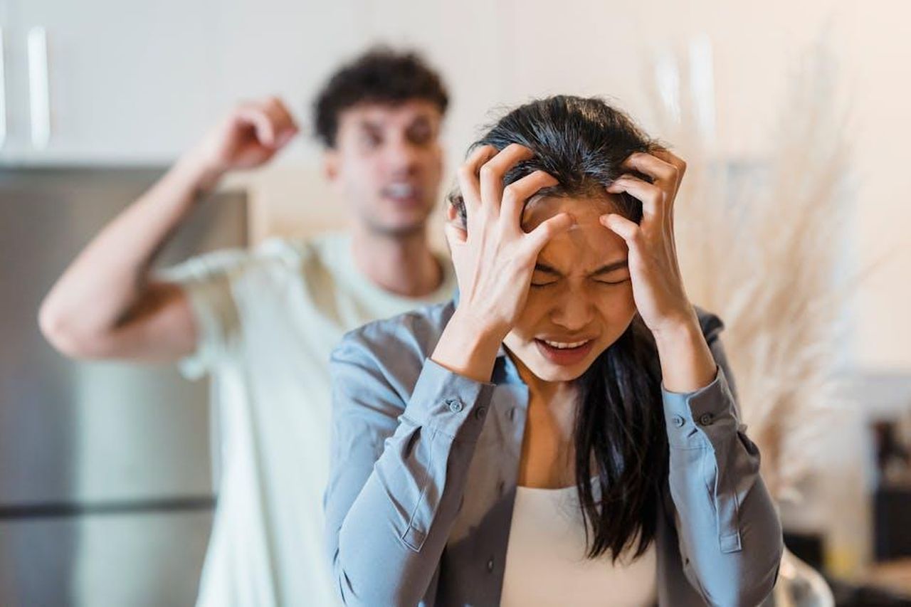 Eleni_e_Julian_un_momento_di_crisi_per_la_coppia_LHN92TeaeO - Confidenze24 Source: Timur Weber - pexels - An upset couple arguing in a kitchen, highlighting stress and frustration in relationships.