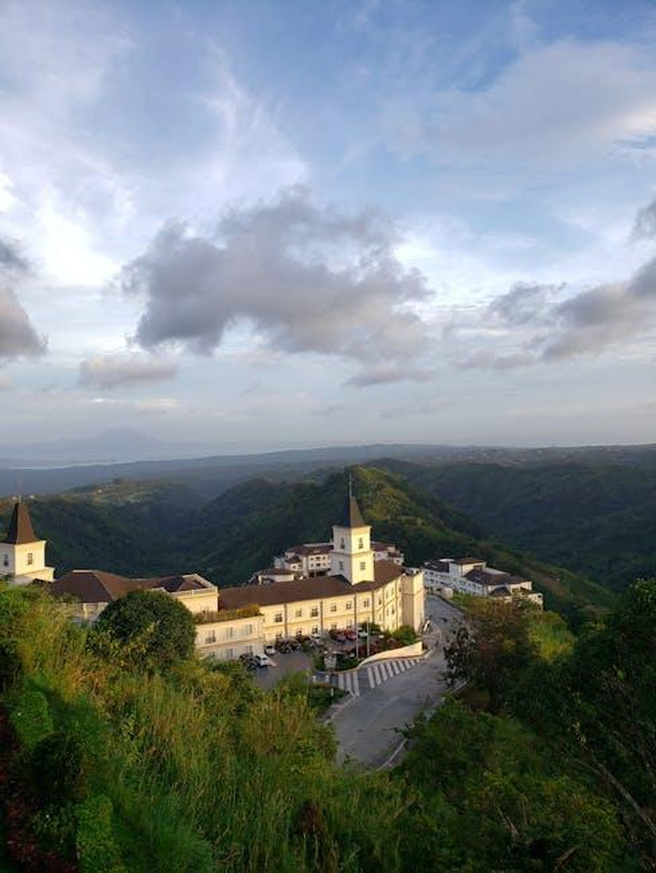 Eliminazione_di_Alfonso_DApice_cVfl3OfXvu - Confidenze24 Source: Michael C - pexels - A beautiful view of Alfonso, Calabarzon featuring lush hills and a serene valley under a cloudy sky.