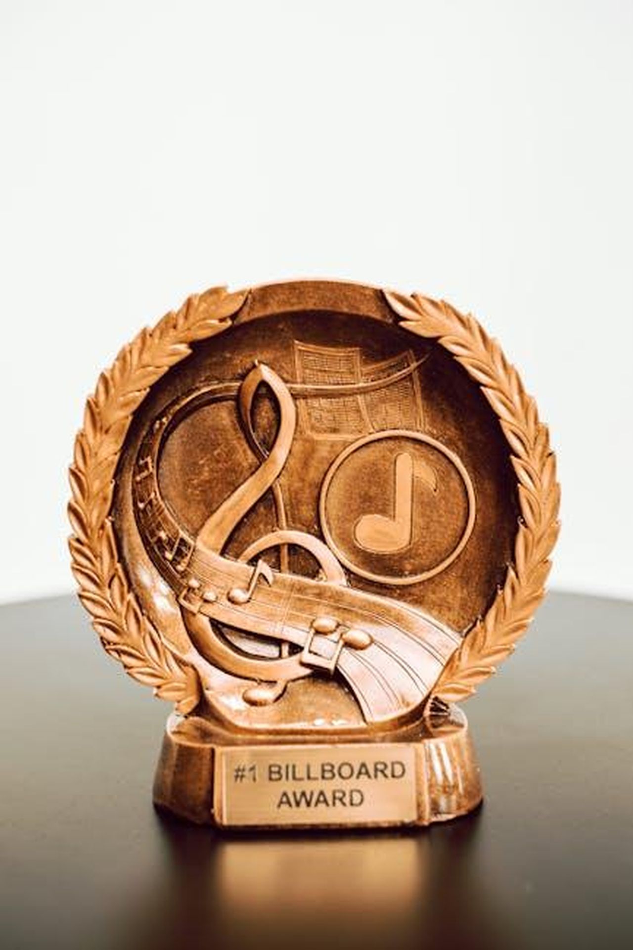 Elodie_Giorgia_non__stata_supportata_XqNROW1cAr - Confidenze24 Source: RDNE Stock project - pexels - Close-up of a Billboard award trophy featuring musical notes and symbols.