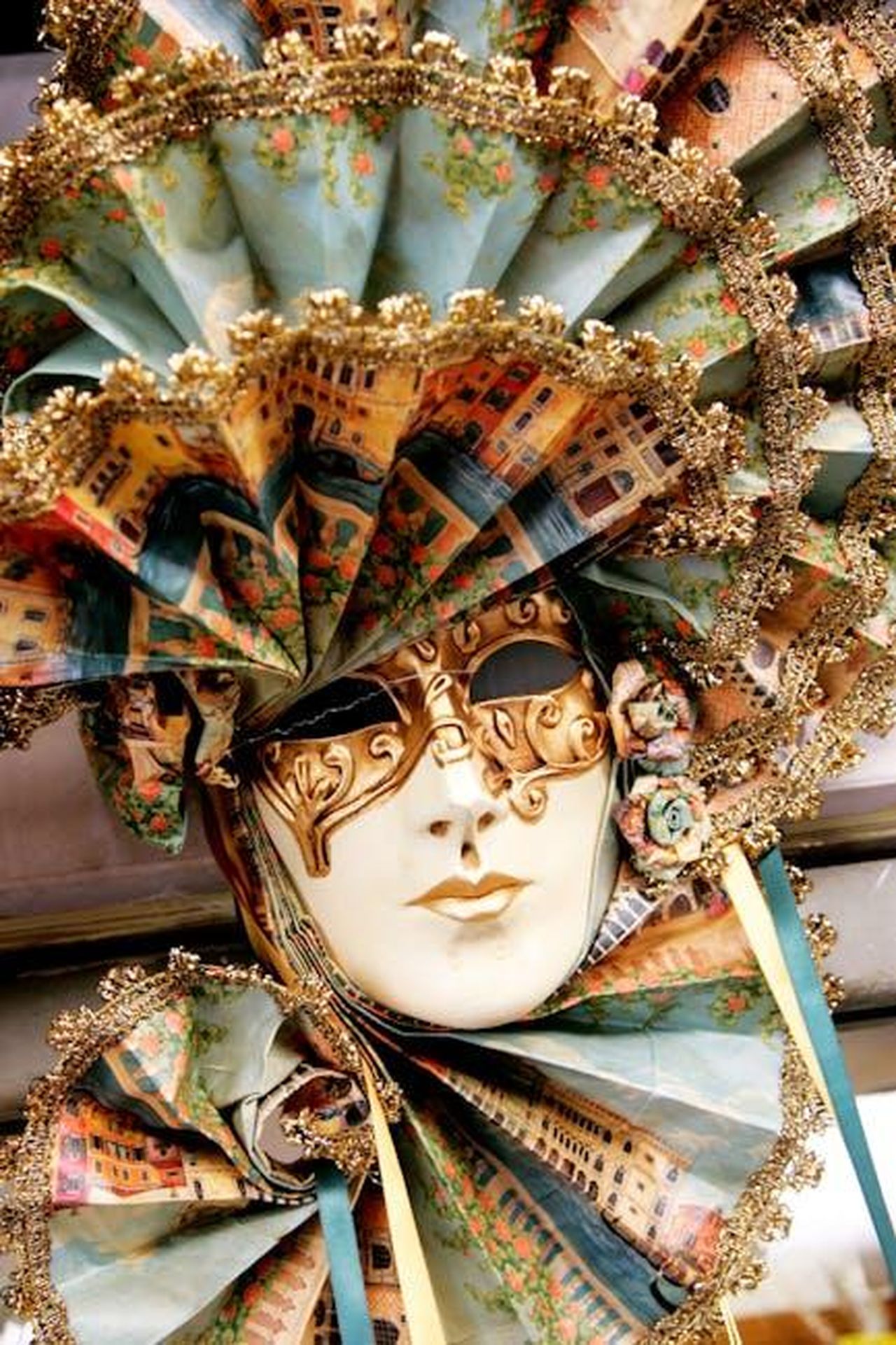Enrico_mente_su_Adelaide_anticipazioni_Il_Paradiso_delle_signore_2428_febbraio_rW7XFv45vX - Confidenze24 Source: Aigars Jansons - pexels - Intricately designed Venetian mask showcasing traditional Italian craftsmanship and carnival spirit.