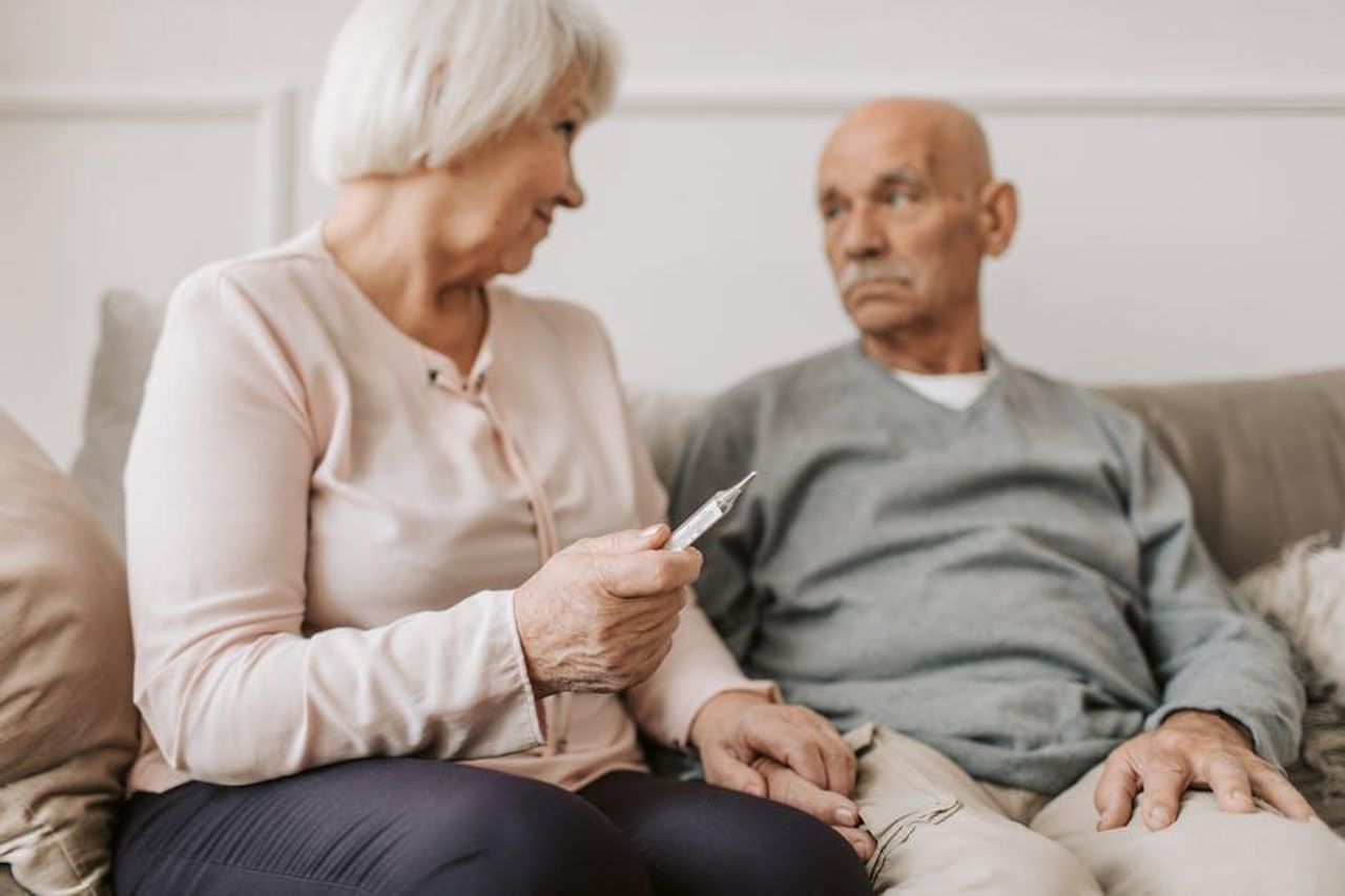 Enrico_scopre_che_Adelaide__grave_anticipazioni_Il_Paradiso_delle_signore_2428_febbraio_ozccv8Wfob - Confidenze24 Source: Vlada Karpovich - pexels - Elderly couple checking temperature, showing warmth and care.