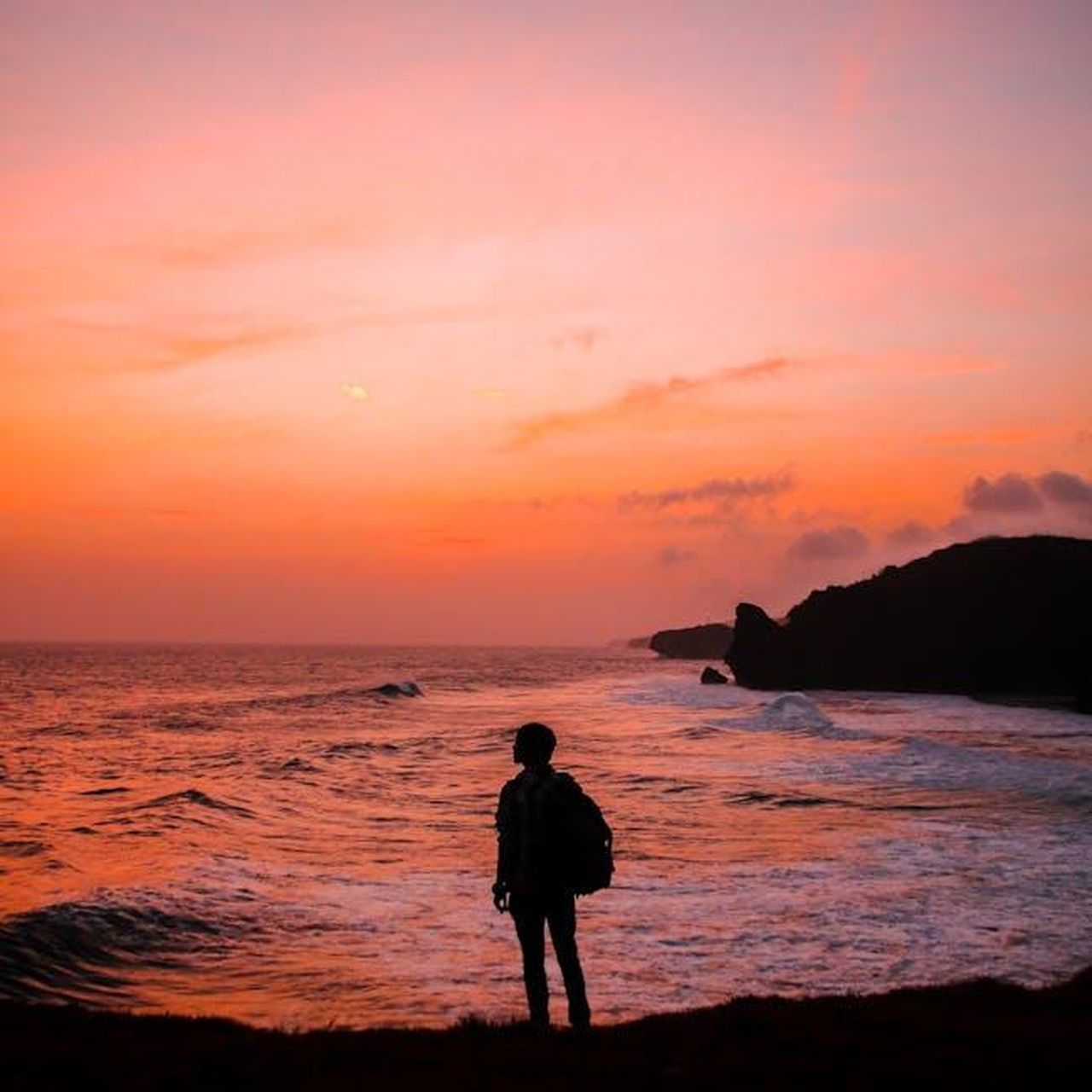 Eren_confessa_i_suoi_sentimenti_a_Ekrem_RvOUUclQRg - Confidenze24 Source: TMS Sam - pexels - Silhouette of a person with a backpack against a vibrant Indonesian sunset by the sea.