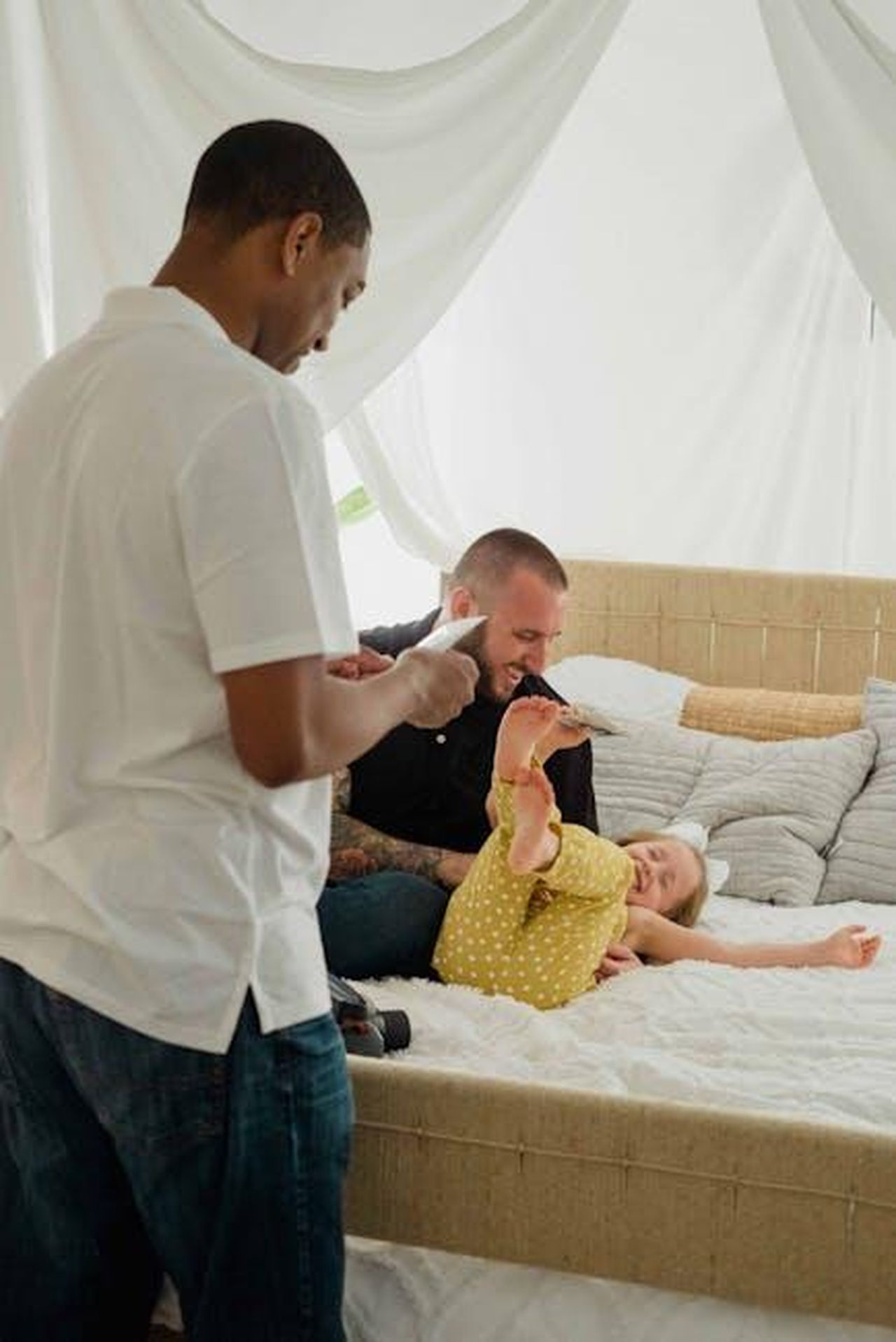 Erivo_si_dichiara_queer_nel_luglio_2022_kRiQ5wJ7ax - Confidenze24 Source: Dziana Hasanbekava - pexels - A happy family spending quality time together indoors on a cozy bed.
