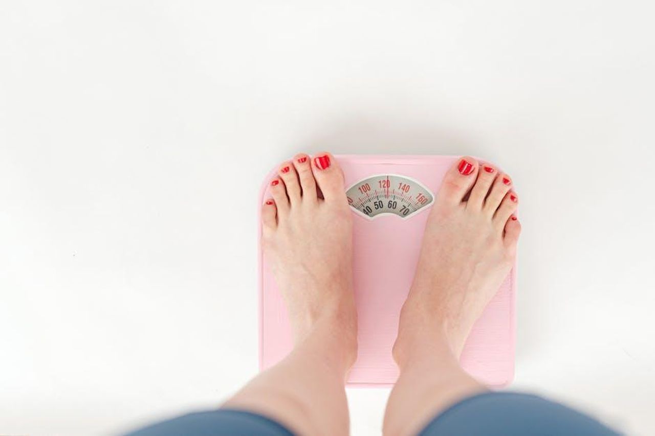 Esito_del_sondaggio_Amanda_Iago_e_Shaila_si_salvano_dalleliminazione_HDZnFQAGwY - Confidenze24 Source: SHVETS production - pexels - Top view of crop anonymous barefoot female measuring weight on scales on white background
