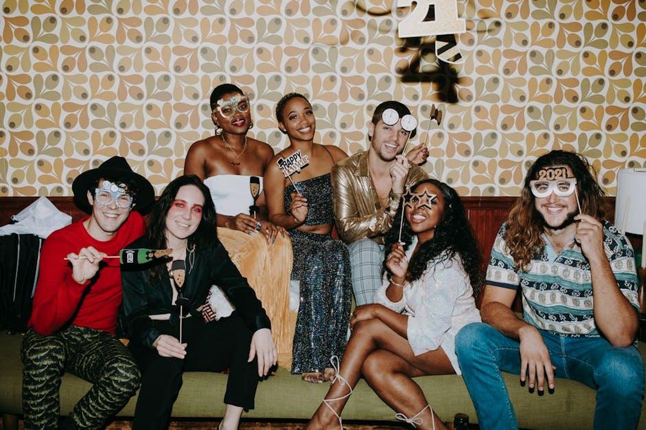 Evoluzione_del_catalogo_Sony_Music_e_tendenze_musicali_jitp8NZYIP - Confidenze24 Source: RDNE Stock project - pexels - Group of friends celebrating New Year's Eve with fun props and festive attire indoors.