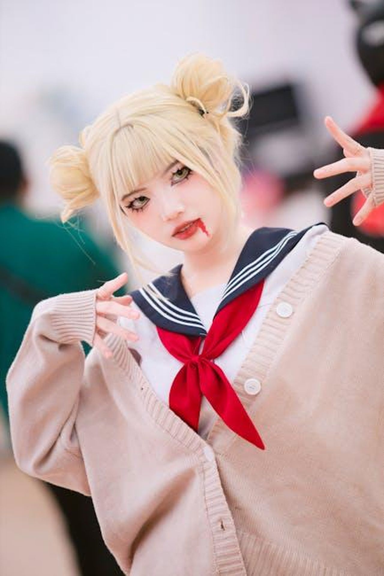 Fandom_e_polemiche_il_caso_Zeudi_divide_il_pubblico_NW9ja3Ekb5 - Confidenze24 Source: Sơn Ngọc - pexels - A woman cosplaying Himiko Toga from My Hero Academia with a playful pose in a detailed costume.