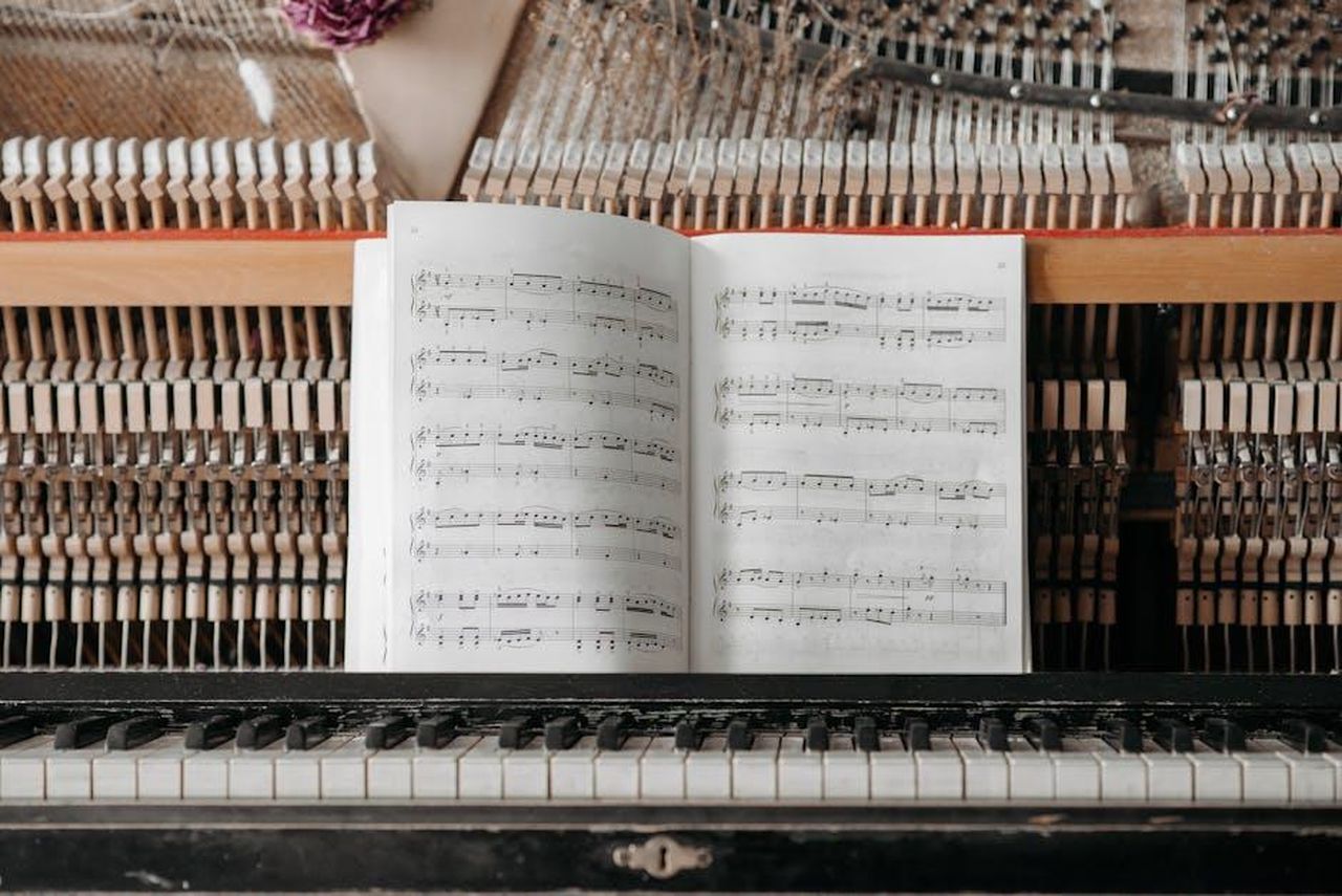 Fatti_vergognosi_contro_Javier_social_mobilitati_X9pGeNiI9e - Confidenze24 Source: Pavel Danilyuk - pexels - Detailed view of piano internals with sheet music placed on keys, showcasing the intricate mechanics.