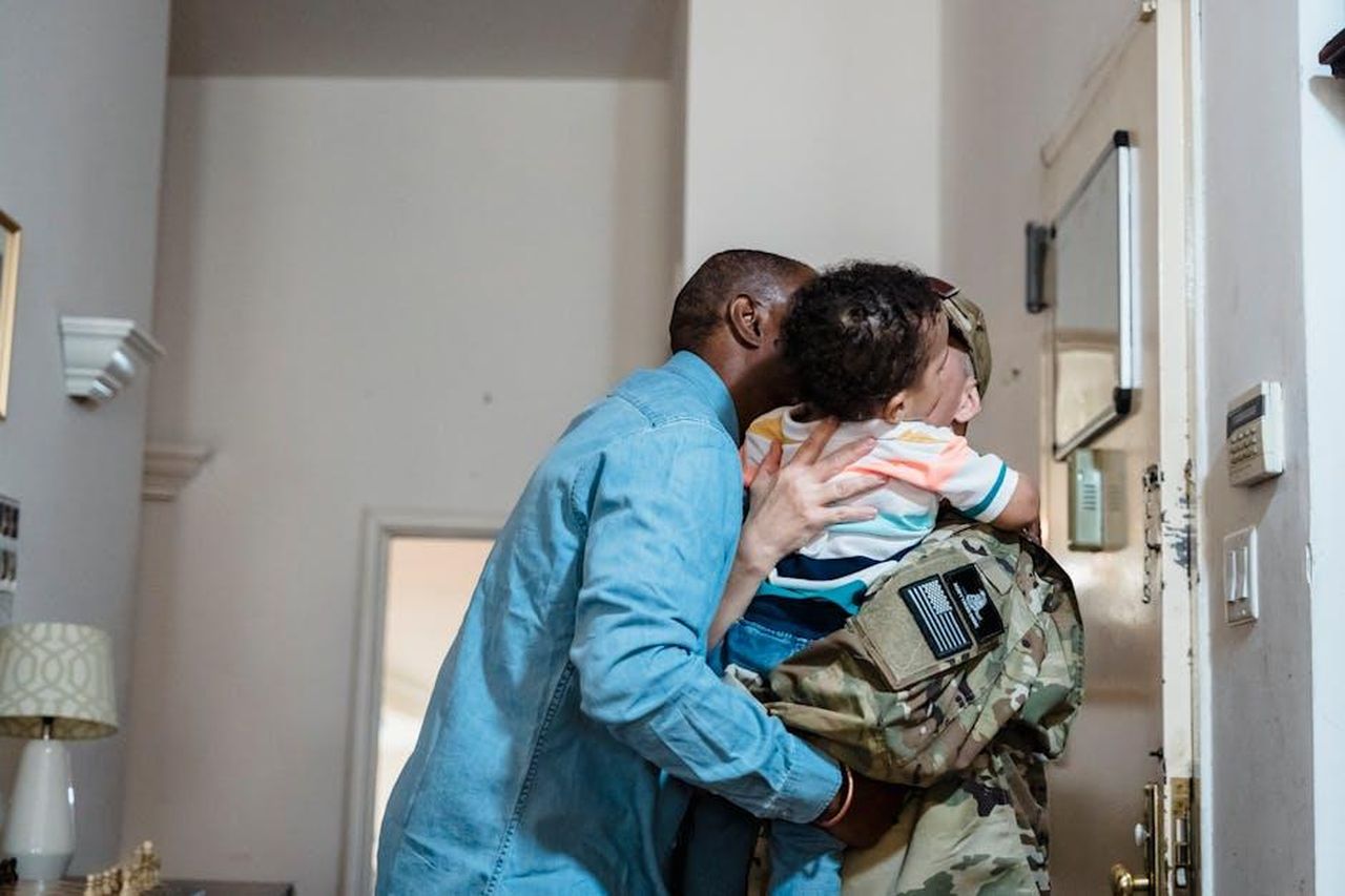 Federico_incontra_la_ex_compagna_Eleonora_e_il_figlio_Romeo_al_Grande_Fratello_r55vkX4nXD - Confidenze24 Source: George Pak - pexels - A touching reunion as a military parent arrives home, embracing their child inside a cozy house.