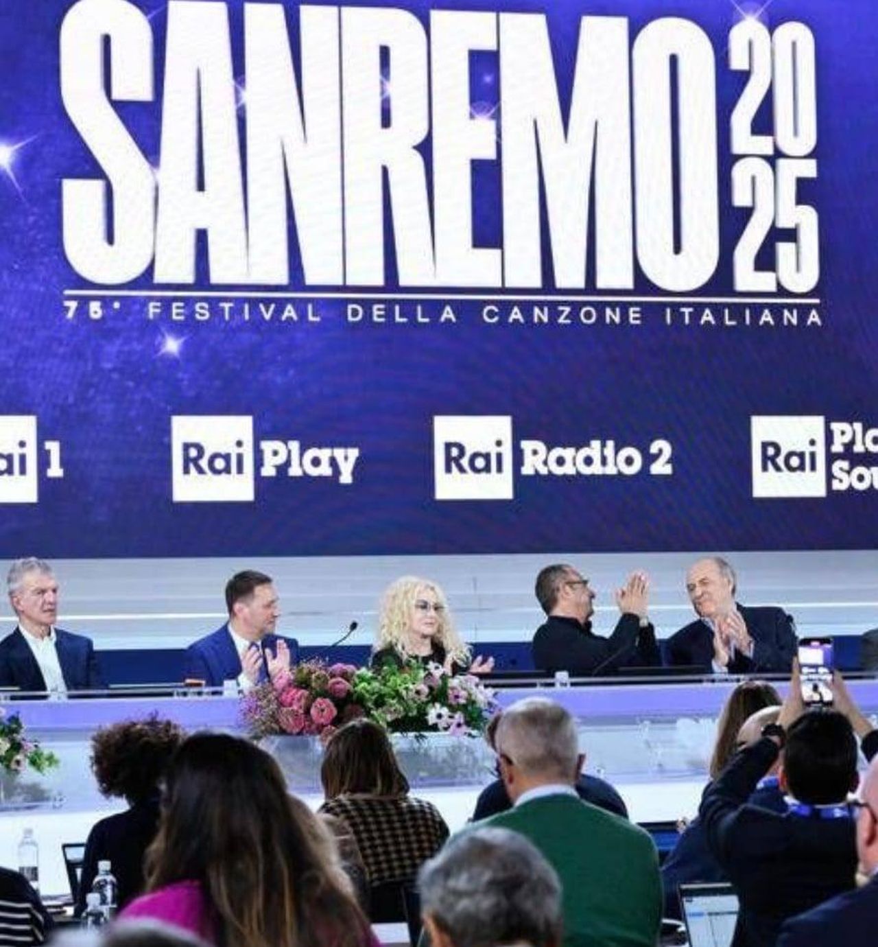 Festival_di_Sanremo_fermento_a_poche_ore_allinizio_della_kermesse_nQCrqYN1Dt - Confidenze24 Festival di Sanremo, fermento a poche ore all’inizio della kermesse - Carlo Conti, Festival di Sanremo 2025