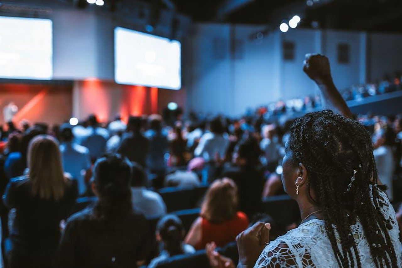 Finale_del_Grande_Fratello_Lorenzo_dice_la_sua_su_Helena_tUTC5Plocr - Confidenze24 Source: Luis Quintero - pexels - Vibrant crowd at a conference with a focus on an attentive participant.