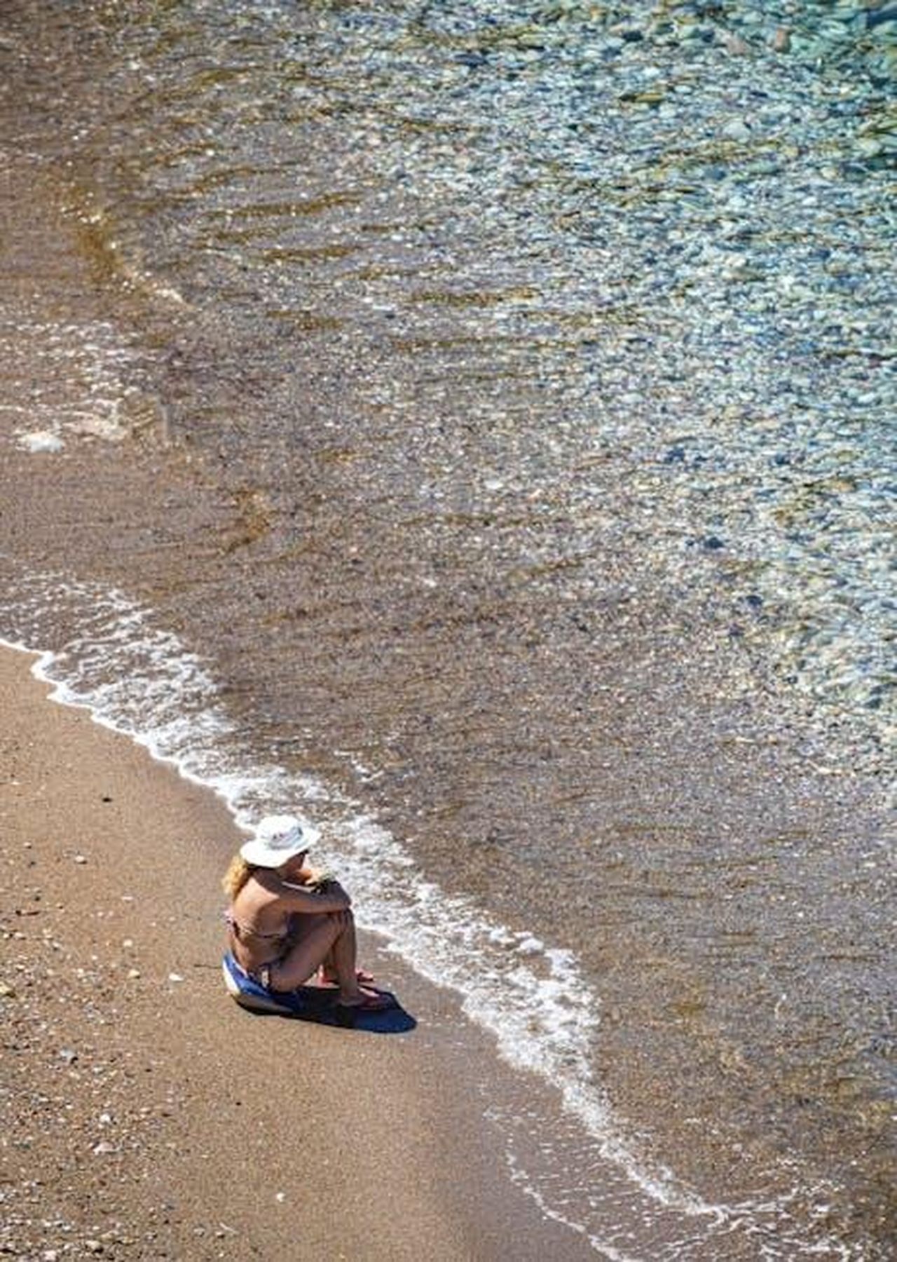 Francesca_Michielin_e_Rkomi__La_nuova_stella_di_Broadway_l4V6BAN9Ra - Confidenze24 Source: Lars H Knudsen - pexels - A woman in a sun hat sits alone on a tranquil beach in Nouvelle-Aquitaine, France.