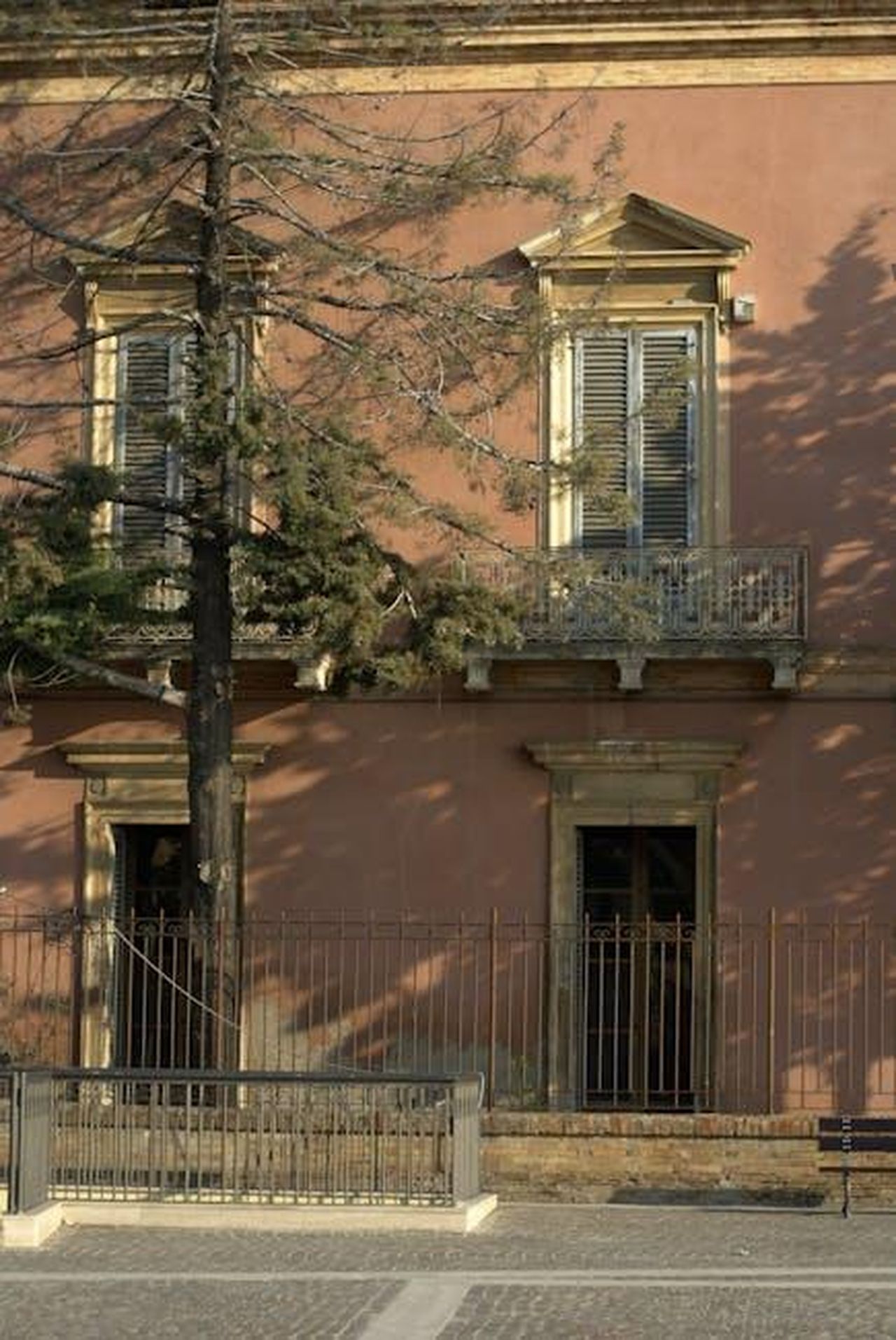 GF_anticipazioni_33_puntata_oppfywf0W1 - Confidenze24 Source: Roman Biernacki - pexels - Elegant historic building facade with classic architecture in Ascoli Piceno, Italy during daylight.