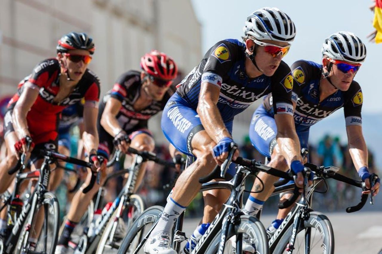 Ganna_Ho_preso_la_strada_giusta_e_ho_vinto_z7D52NNWrF - Confidenze24 Source: Pixabay - pexels - Competitive cyclists in a high-speed race, showcasing athleticism and teamwork.