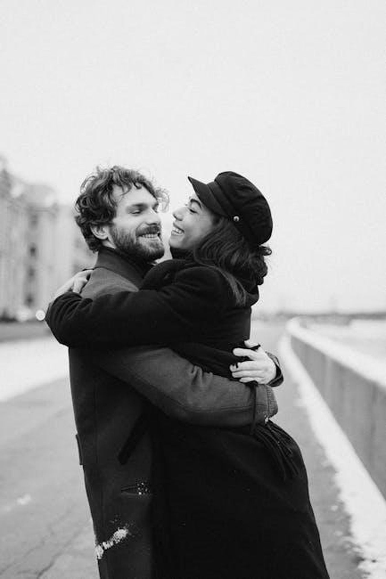 Gemelli_Capacit_comunicative_mF2Qgg5kaH - Confidenze24 Source: cottonbro studio - pexels - A joyful couple embraces on a snowy day, capturing love and happiness in black and white.
