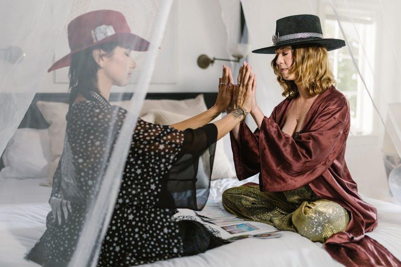 Gemelli_dubbi_e_riflessioni_7Bp8eAN8vq - Confidenze24 Source: RDNE Stock project - pexels - Two women meditating with tarot cards, crystals, and spiritual attire, creating a mystical ambiance.