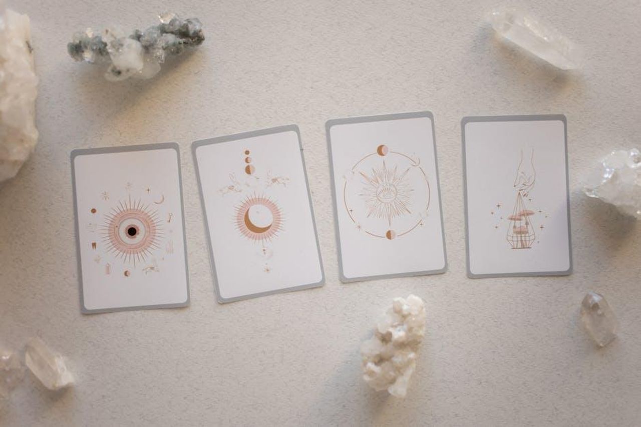 Gemelli_imprevisti_professionali_ZVwY3Ql99j - Confidenze24 Source: KATRIN BOLOVTSOVA - pexels - Top view of tarot cards and crystals, perfect for spiritual and mystical themes.