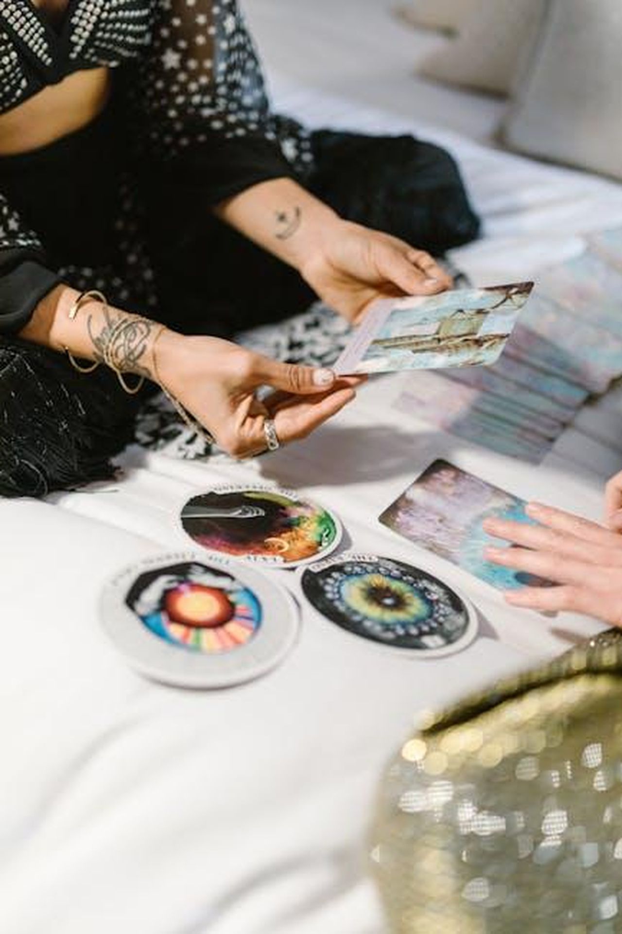 Gemelli_serenit_e_dolcezza_in_arrivo_5t40B9ov83 - Confidenze24 Source: RDNE Stock project - pexels - Two people engaging in a tarot card reading session with colorful cards and spiritual symbols.