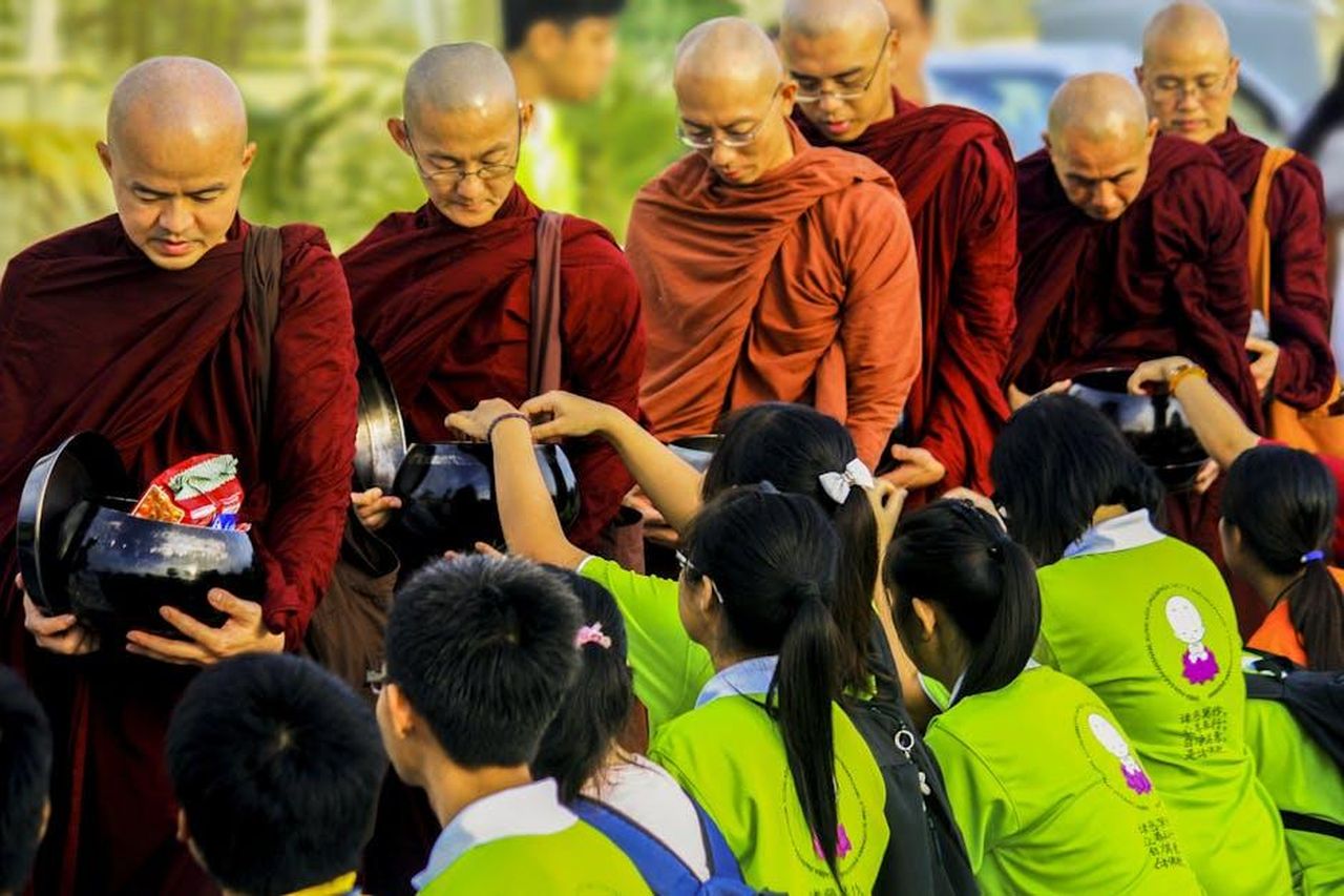 Generosit_di_Drake_Durante_il_Tour_GFlvlXVp3v - Confidenze24 Source: Pixabay - pexels - Buddhist monks in saffron robes receiving offerings from children in a peaceful ceremony.