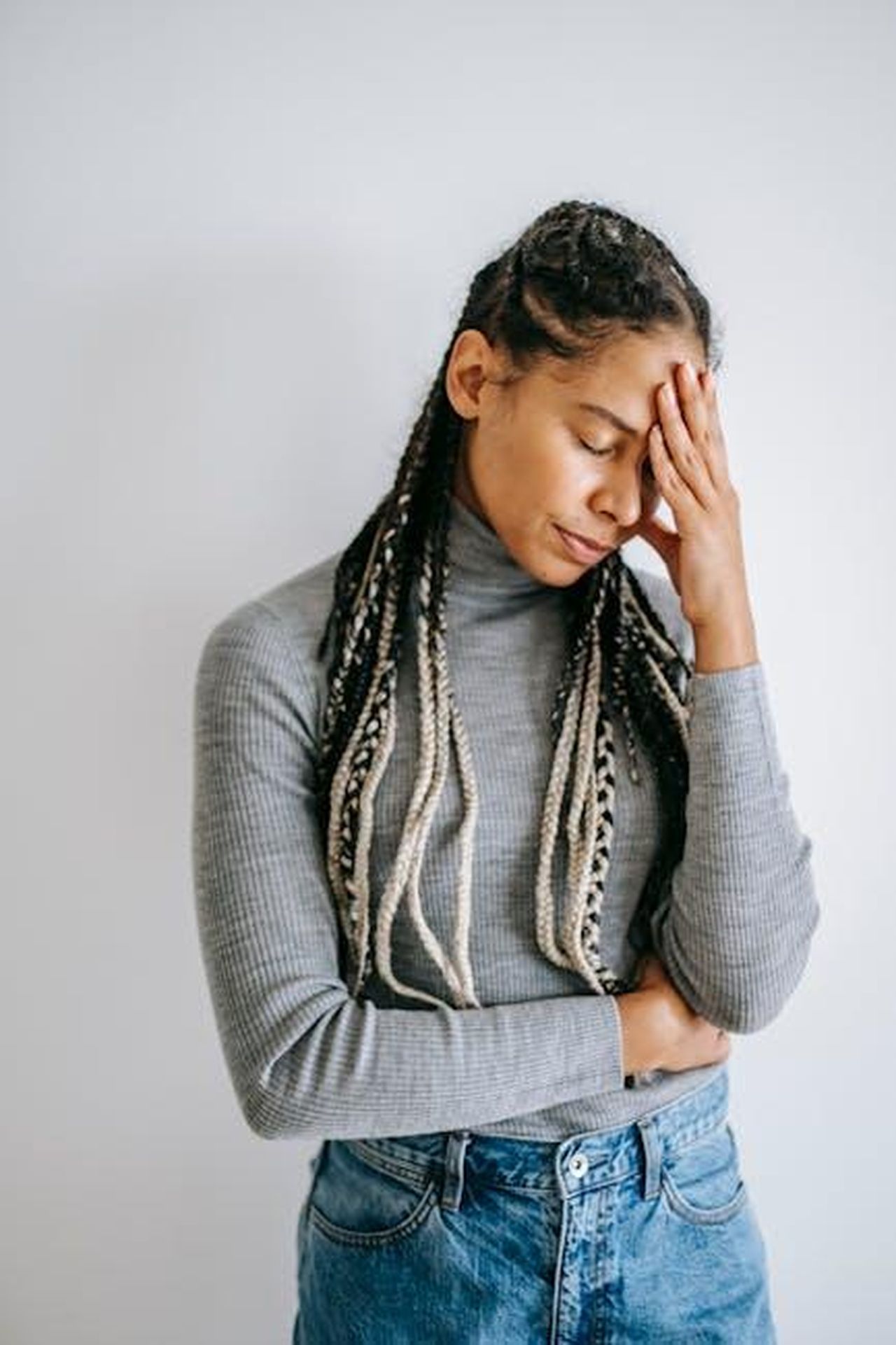 Gennaro_minaccia_Michele_anticipazioni_Un_posto_al_sole_37_marzo_2025_T9CkblHNZB - Confidenze24 Source: Alex Green - pexels - Young woman stands with a hand on her forehead, expressing thoughtfulness or mild tension.