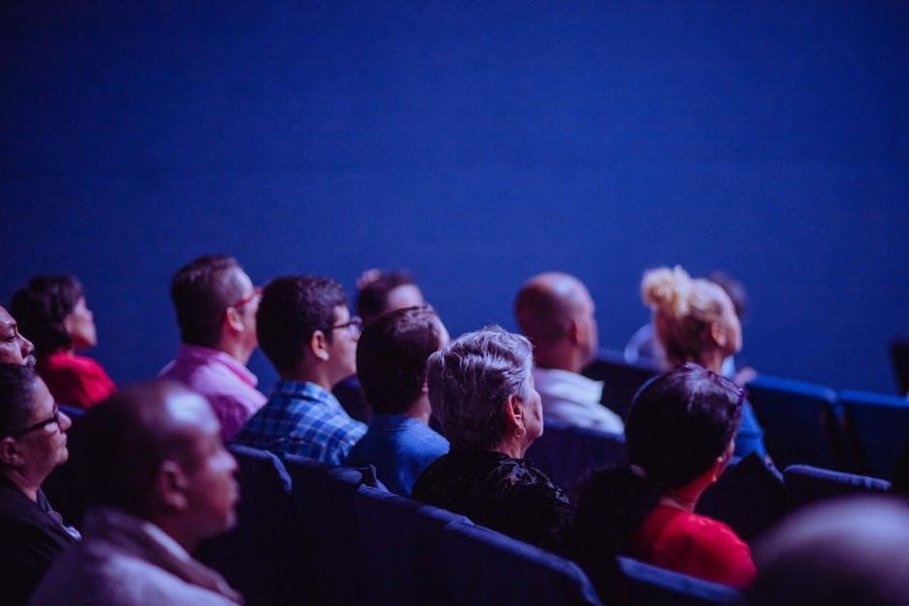 Gianlorenzo_bugiardo_con_Giulia_Furlan_ZKWTQjACmS - Confidenze24 Source: Luis Quintero - pexels - An attentive group of adults seated at an indoor conference, focusing on a presentation.