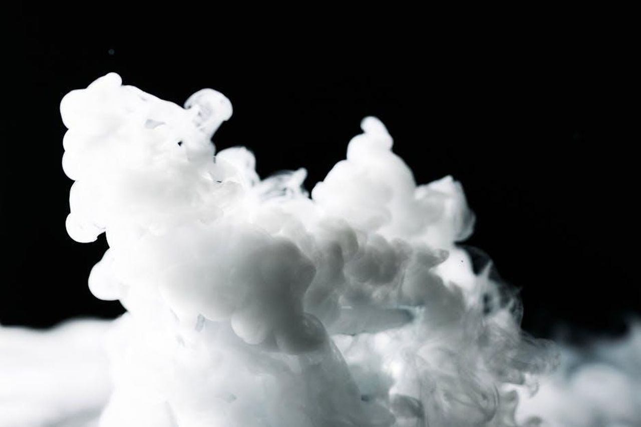 Gianmarco_litiga_con_una_corteggiatrice_anticipazioni_Uomini_e_donne_7xB0wa9T3d - Confidenze24 Source: cottonbro studio - pexels - Ethereal white smoke swirling gently against a stark black background.