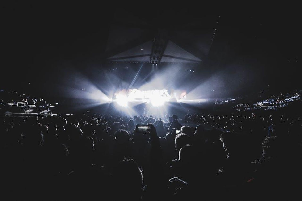 Giglio_sar_informato_delle_indiscrezioni_Wl3YZYxrXp - Confidenze24 Source: Jack Gittoes - pexels - Dynamic concert scene with an energetic crowd at night in a London stadium.