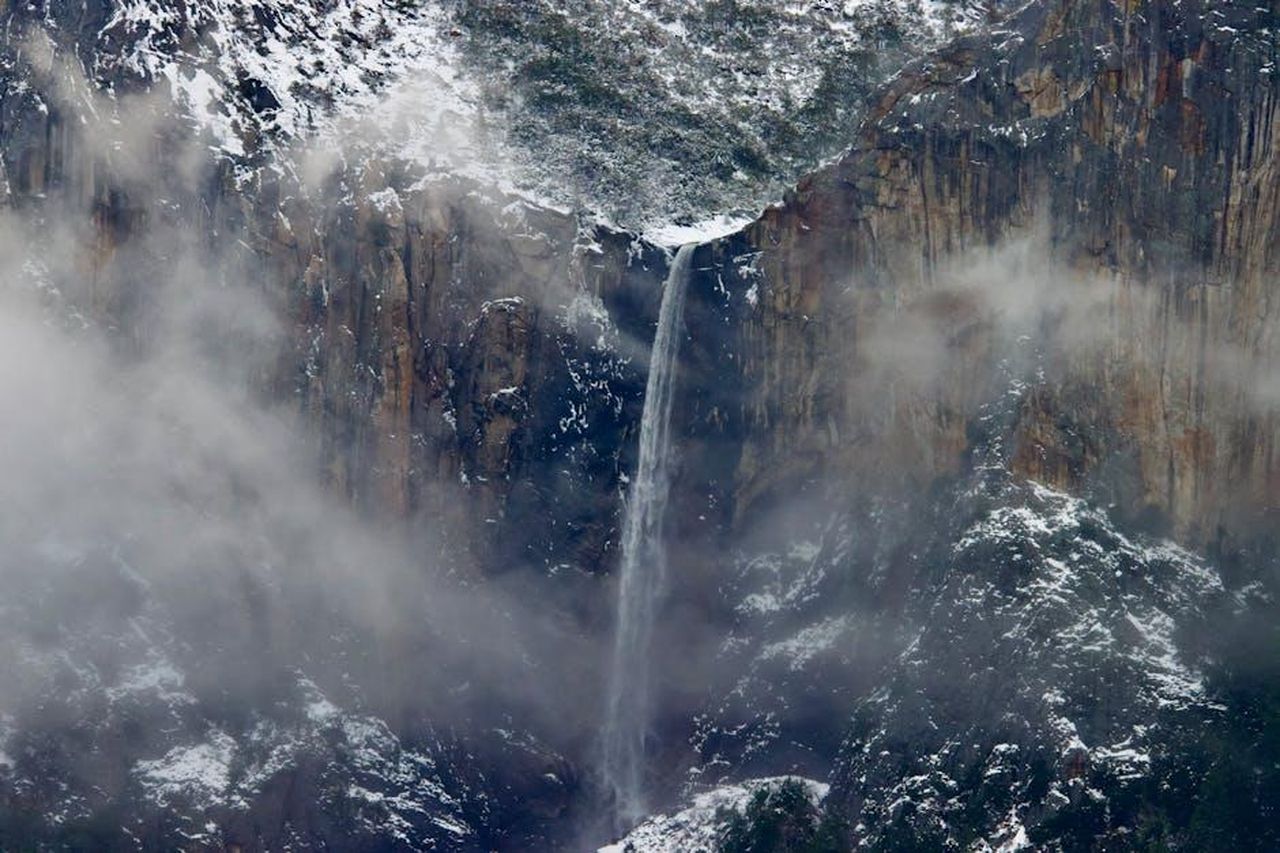 Giorgia_con_Annalisa__Skyfall_Adele_c9OvYTtHkS - Confidenze24 Source: Mazin Omron - pexels - A serene winter scene of a waterfall shrouded in mist at Yosemite National Park.