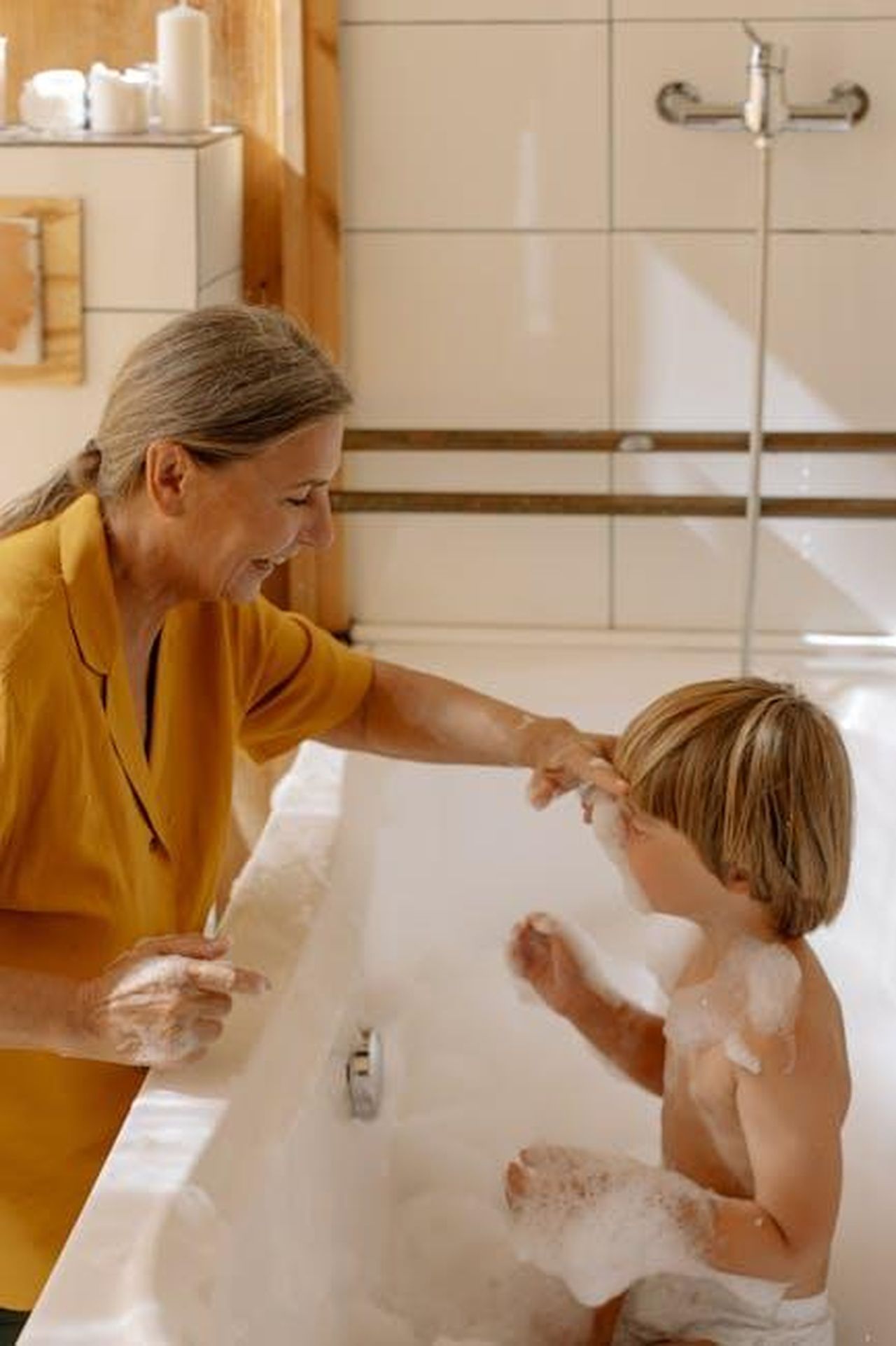 Giulia_su_tutte_le_furie_con_Botteri_fNRm28Muzg - Confidenze24 Source: cottonbro studio - pexels - A joyful moment of a grandmother and grandson enjoying bath time together in a cozy bathroom.